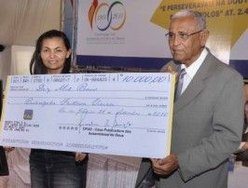 Pastor Neco entrega cheque simbólico para a Professora do Ano, eleita pela CPAD