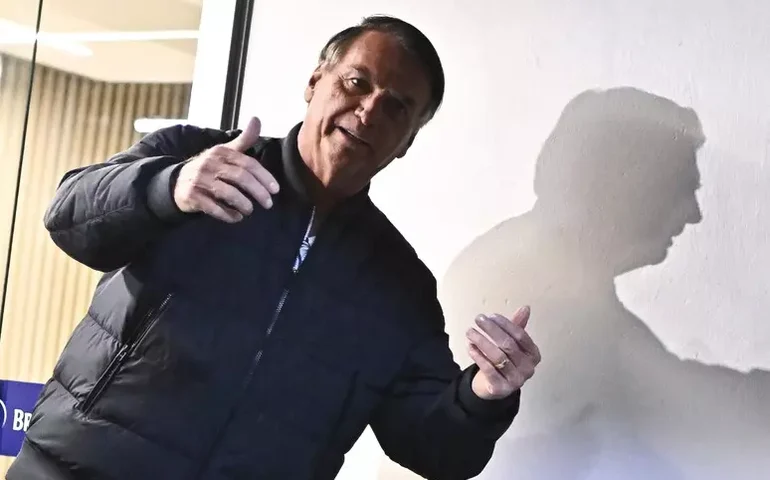 Moraes adverte Bolsonaro por irregularidade, mas descarta prisão