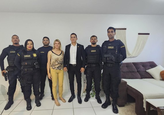 Policial civil ferida em confronto recebe visita do delegado-geral da PCAL