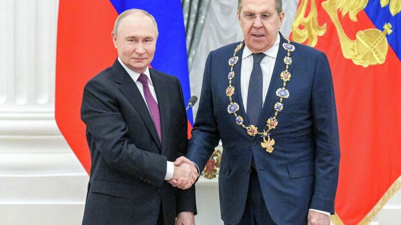 Vladimir Putin parabeniza Sergei Lavrov por receber Ordem do Santo Apóstolo André, o Primeiro Chamado