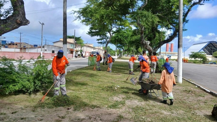 Limpeza Urbana realiza mutirão de manutenção com apoio das equipes do Projeto Praça é Massa