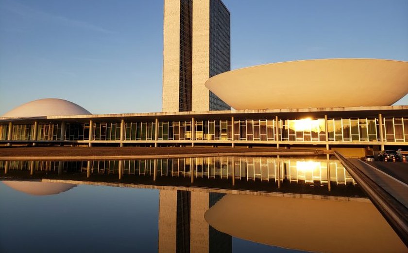 Polícia Legislativa usa gás de pimenta para reprimir ato de indígenas em frente ao Congresso