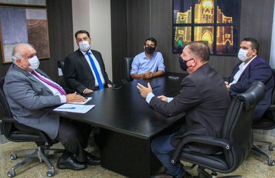 Presidente em exercício do TJAL dialoga com representantes do Serjal e Sindojus