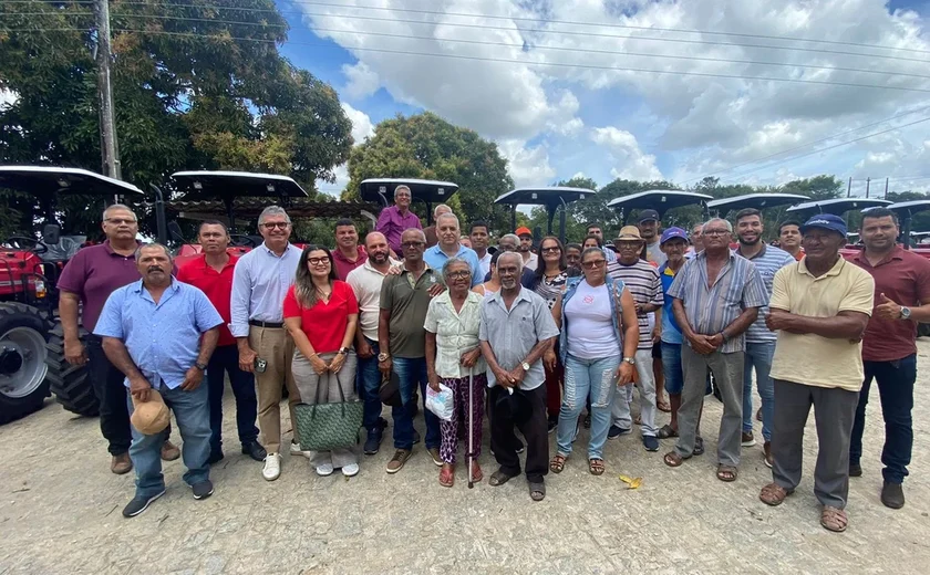 Alfredo Gaspar entrega 11 tratores em Alagoas