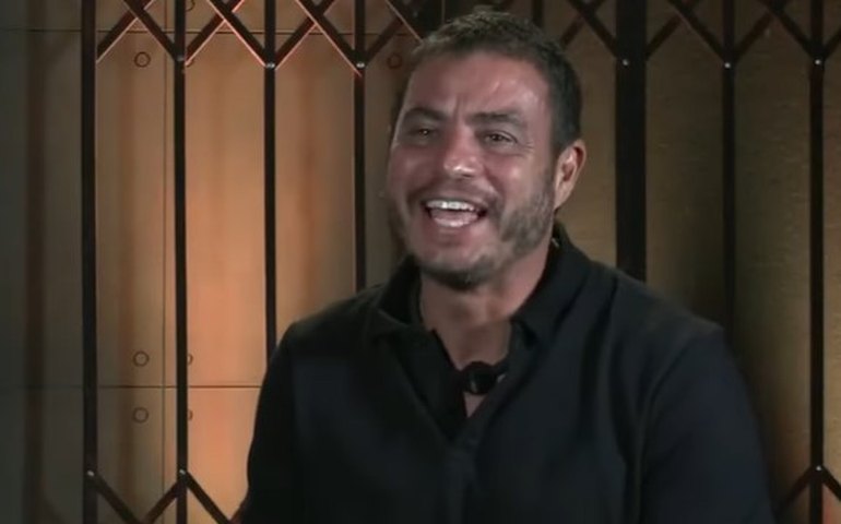 Dhomini é contido por participantes ao vivo no Power Couple Brasil