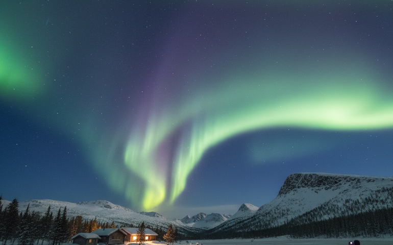 Aurora boreal ilumina o céu do Norte russo, transformando a noite em espetáculo de cores