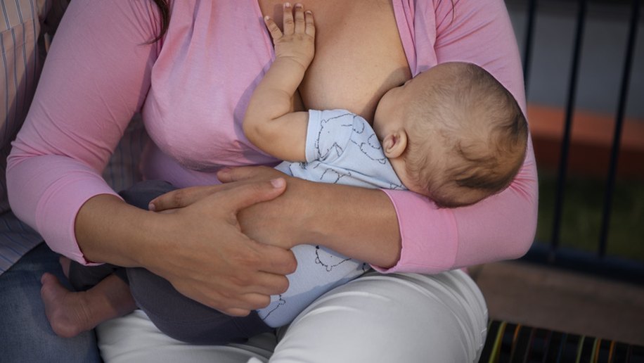 Agosto Dourado: 4 mitos e verdades sobre amamentação e o tratamento do câncer