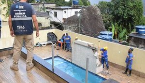 Avaliada em R$ 1 milhão, casa de luxo com piscina e escorregador é demolida na Rocinha