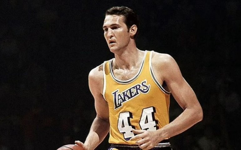 Morre Jerry West, lenda responsável por 'draftar' Kobe Bryant e inspiração para o logo da NBA