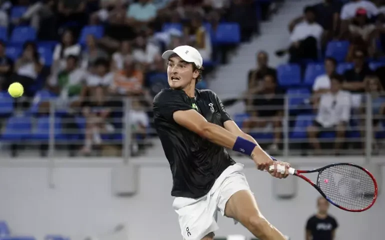 João bate ex-top 3 do mundo, e Brasil elimina Grécia na Copa Davis