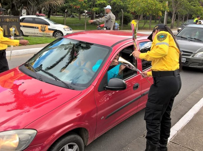 Maio Amarelo: blitz educativa orienta condutores e homenageia mães