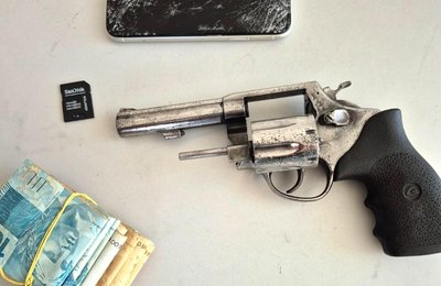 Operações cumprem 34 mandados, prendem 4 e apreendem arma de fogo e dinheiro no Sertão