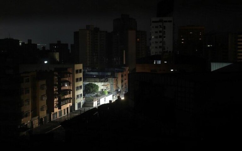 Venezuela sofre apagão de energia e governo diz que foi sabotagem