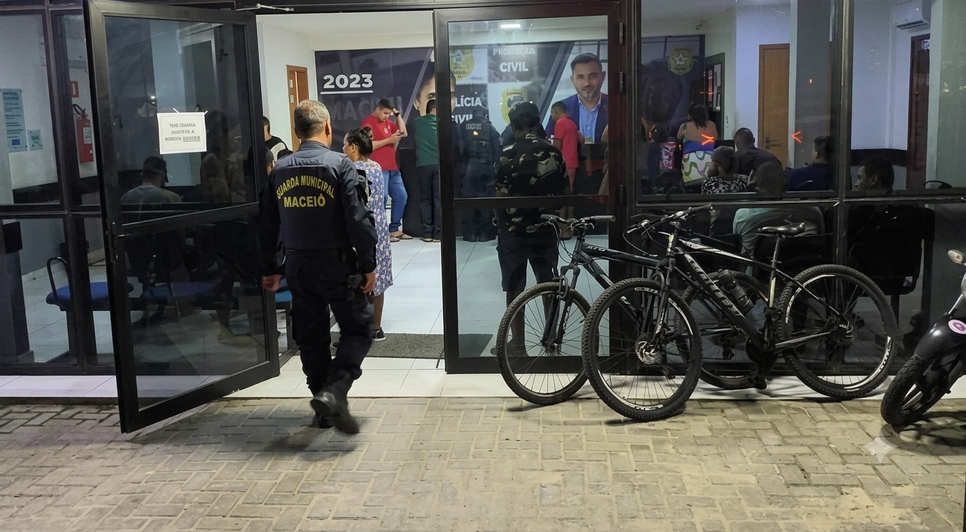 Segundo boletim, agente interferiu na abordagem e dirigiu ofensas a militares na Central de Flagrantes