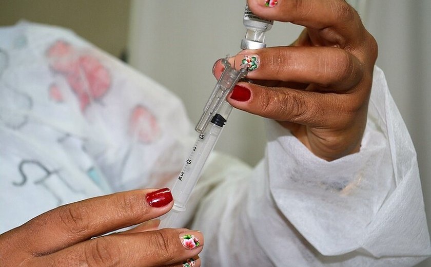 Dose de reforço contra Covid está disponível na Central de Vacinação de Penedo