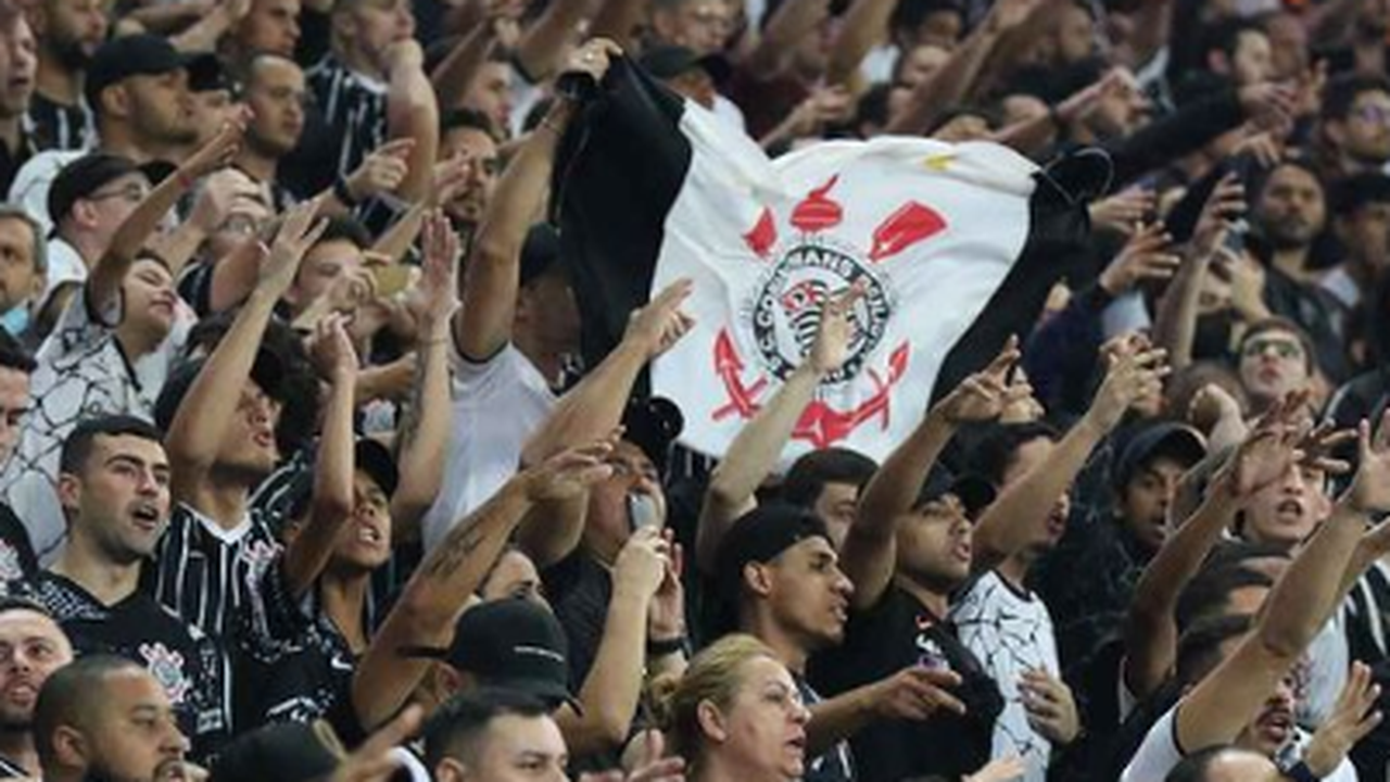 Corinthians inicia busca de substituto de Fagner para enfrentar o Atlético-MG