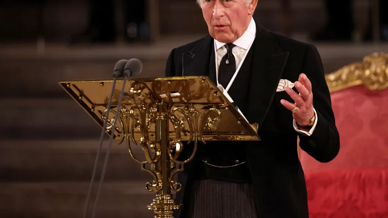 Rei Charles III tem sintonia com futuro premier Starmer e conta com estabilidade após Brexit