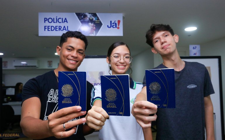 Governo de Alagoas entrega kits para estudantes que participarão de intercâmbio na Inglaterra