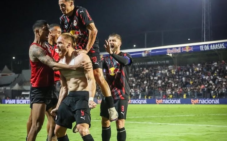 Corinthians leva gol no fim, perde para o Bragantino e tem série de vitórias interrompida