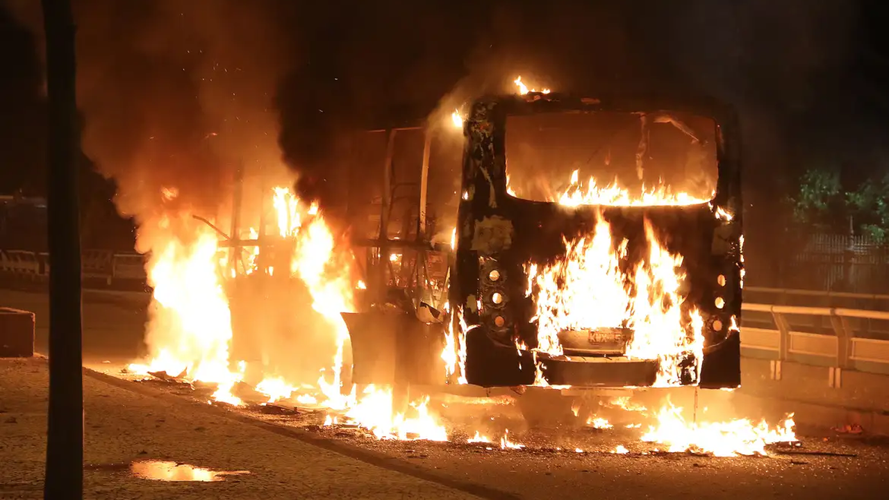 Explosões são registradas em 3 ônibus no centro de Israel; polícia suspeita de terrorismo