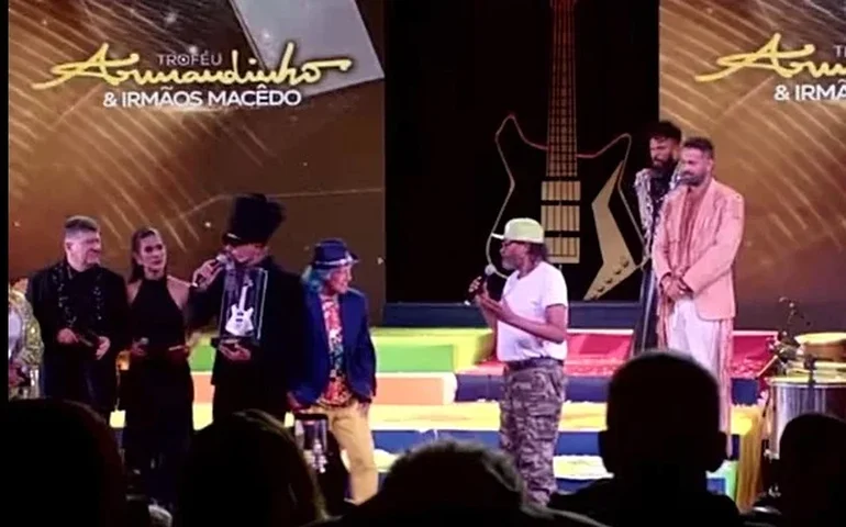 Clima de tensão marca entrega de troféu na Bahia após desentendimento entre Daniela Mercury e Edson Gomes