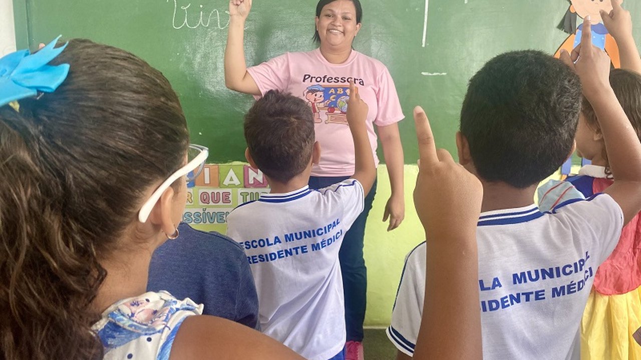 Prefeita Ângela Vanessa antecipa segunda parcela do 13º dos servidores da educação de São José da Laje