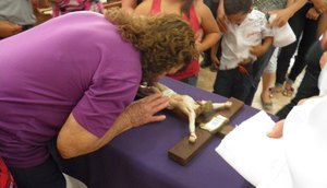 Fiéis católicos do mundo inteiro fazem a veneração da santa cruz na celebração desta tarde
