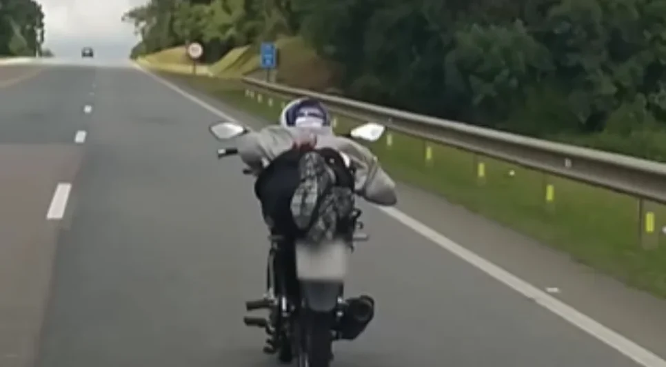 Motociclista foi flagrado fazendo manobra arriscada e autuado. Foto: Reprodução.