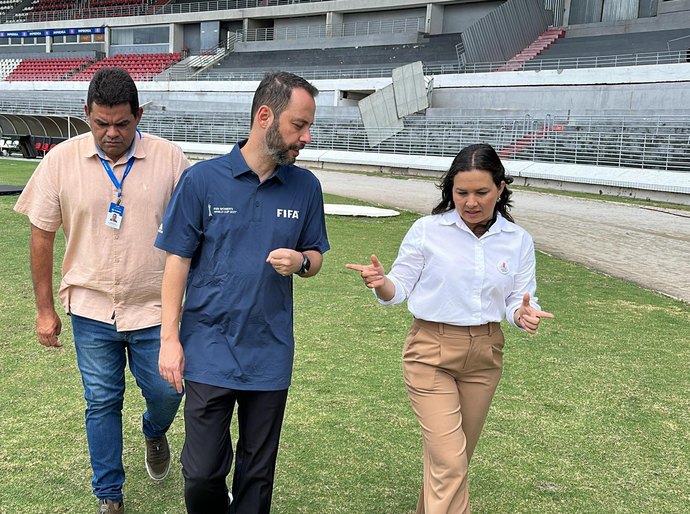 Visando à Copa do Mundo Feminina 2027, comissão da FIFA visita Estádio Rei Pelé
