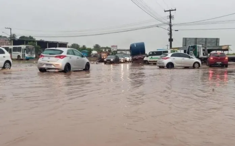 Fortes chuvas alagam a AL-220 e o Hospital de Emergência do Agreste em Arapiraca na madrugada deste domingo (12)