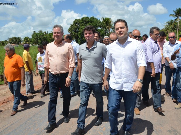Renan Filho e  Joaquim Beltrão visitam obras das rodovias AL-110 e AL-105