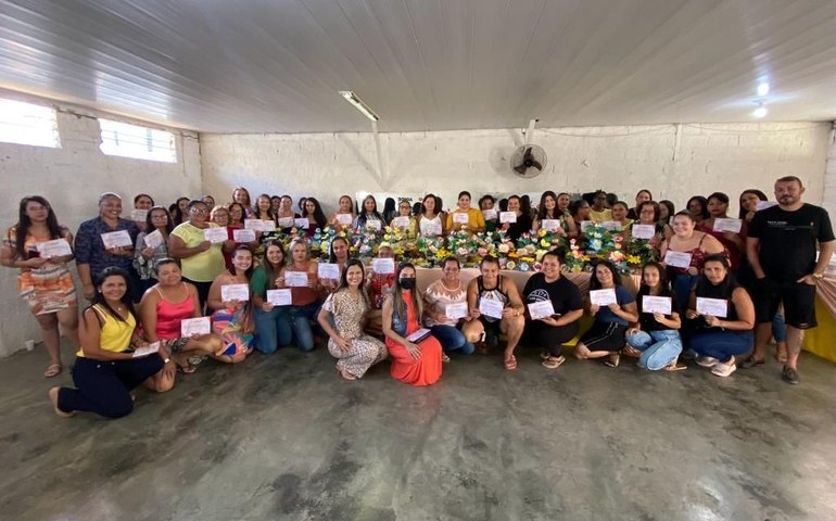 Curso gratuito de flores artificiais qualifica 100 mulheres em Santana do Mundaú