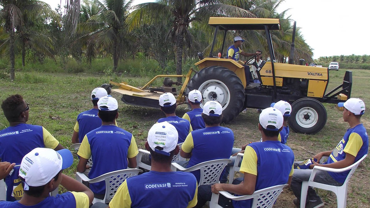 Projeto Amanhã da Codevasf capacita futuros tratoristas do Perímetro Irrigado do Itiúba em Alagoas