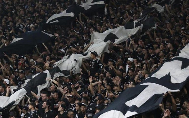 Corinthians entra com ação na Justiça para usar hino 'Campeão dos campeões' sem pagar; entenda