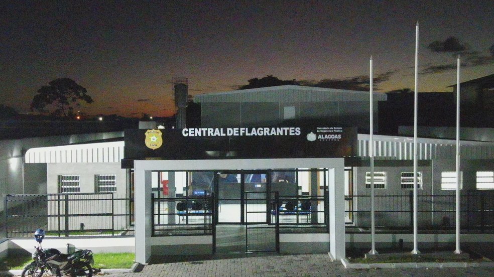 Mulher é atacada com tesoura no pescoço após desentendimento por celular trocado por drogas no Jacintinho, em Maceió