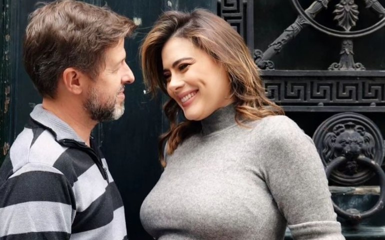 Michelle Loreto, da TV Globo, revela que está grávida pela 1ª vez aos 43 anos