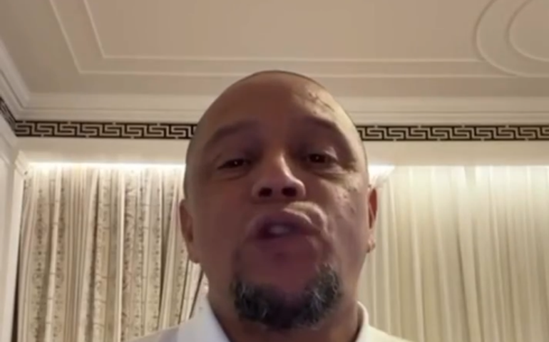 Roberto Carlos nega estar morando no CT do Real Madrid e pode acionar TV espanhola na Justiça