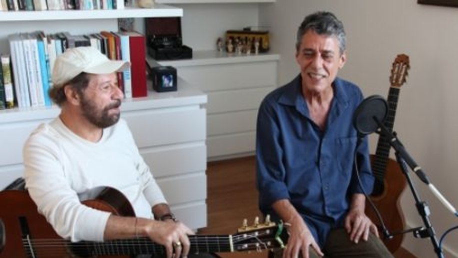 Chico Buarque diz que namorada acompanhou seu show pela internet