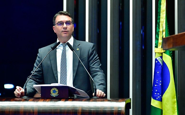 Flávio Bolsonaro cobra votação de anistia após início de cumprimento de pena de Bolsonaro