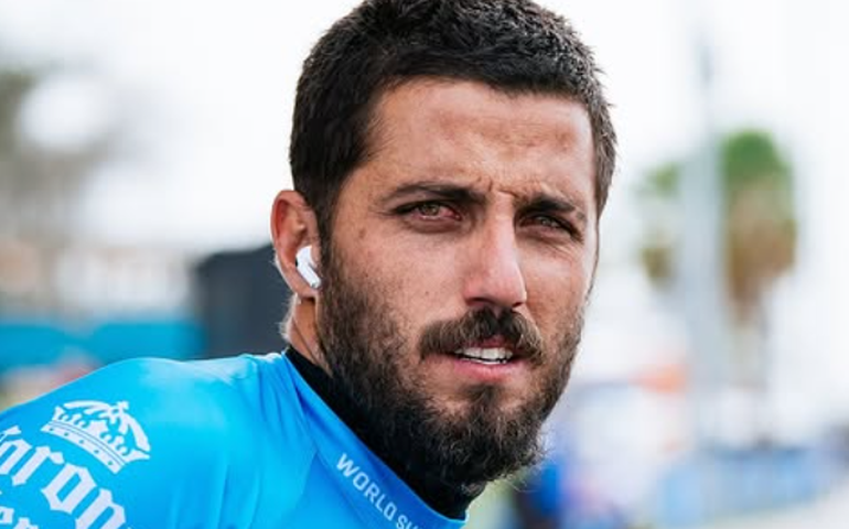 Filipinho é atrapalhado por fotógrafo e dispara após eliminação na piscina de ondas de Abu Dabi