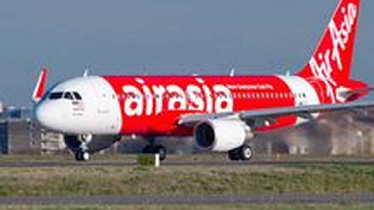 AirAsia: mais de 40 corpos são retirados do mar