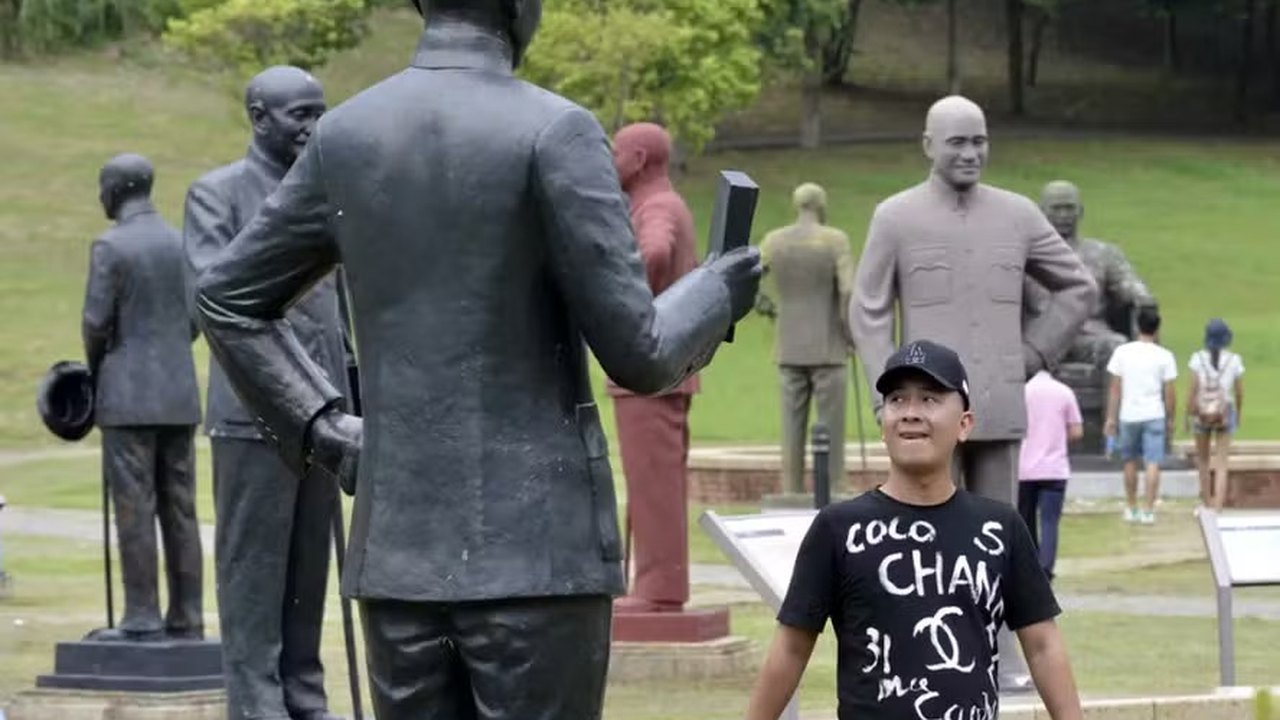 Taiwan promete remover 760 estátuas do ditador chinês Chiang Kai-shek