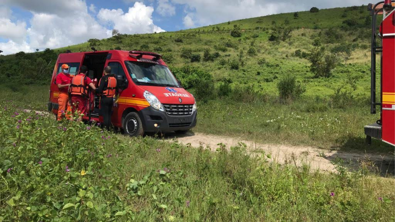 Bombeiros socorrem vítima de colisão entre carro e motocicleta em São José da Tapera