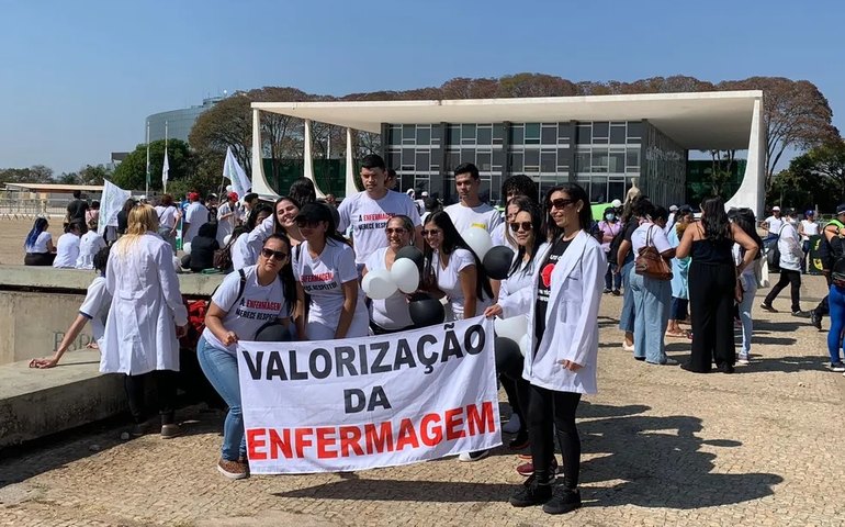 Profissionais de enfermagem fazem ato em Brasília por piso salarial