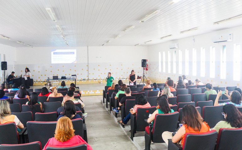Educação realiza reunião de alinhamento para o recadastramento dos servidores