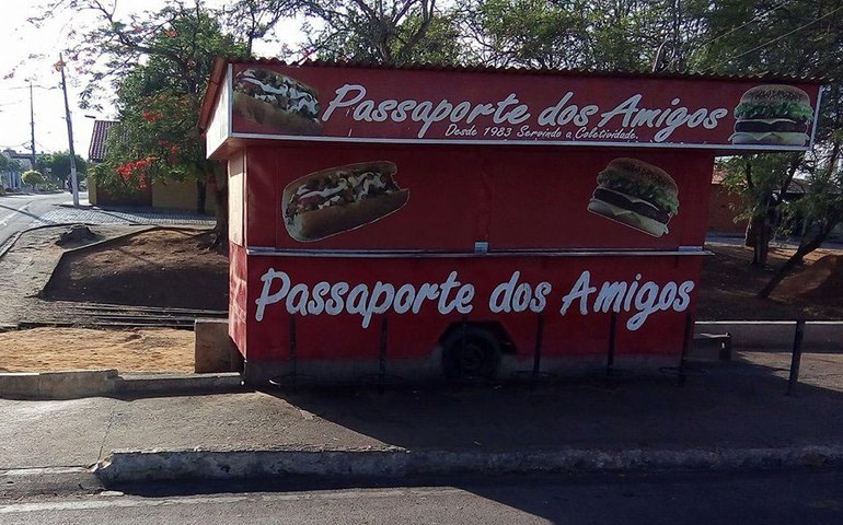 FINAL FELIZ – Prefeito assegura lugar para seu Luiz trabalhar, após ordem judicial para retirada do passaporte
