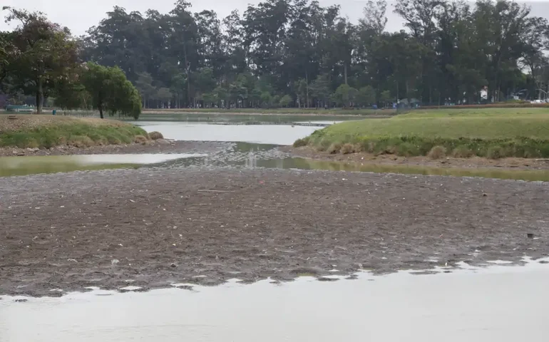Casal morre após barco naufragar em lago do interior de SP