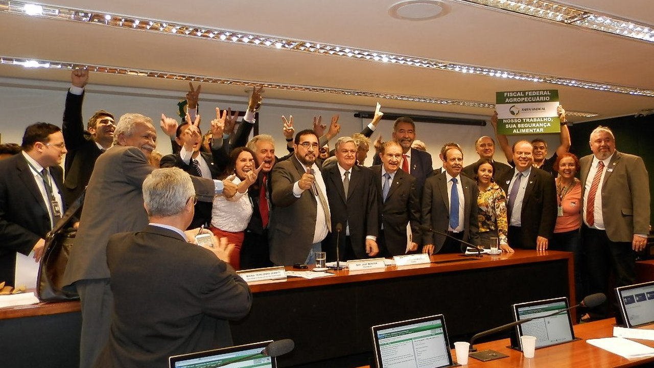 Comissão aprova PEC da remuneração das carreiras do Fisco
