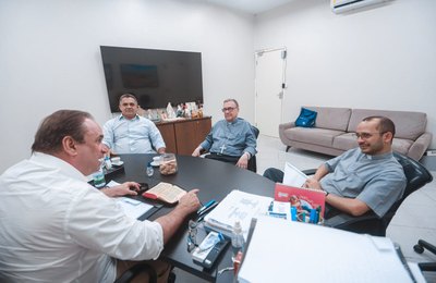 Prefeito Luciano debate revitalização do Morro Santo da Massaranduba com bispo de Penedo