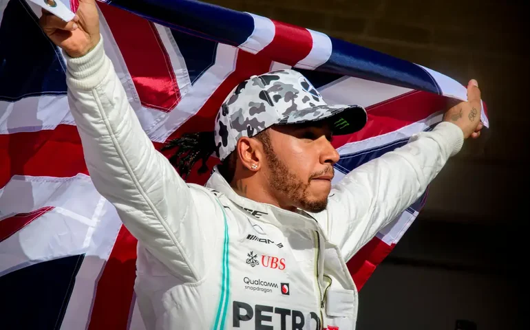 Hamilton revela 'gama de emoções' e 'sonho de infância' em acerto com a Ferrari
